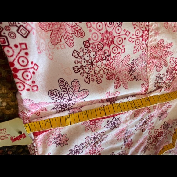 SEASONAL Red & White SNOWFLAKES Women’s UA ButterSoft Size LARGE Scrub Top ❄️ - Picture 11 of 15